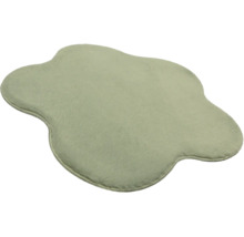 Covor moale din blană artificială verde deschis în formă de nor neregulată.