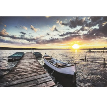 Tablou cu un lac la apus, un ponton din lemn și bărci mici.