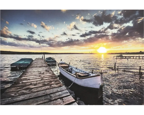 Tablou cu un lac la apus, un ponton din lemn și bărci mici.