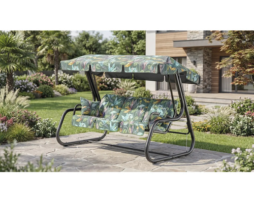 Balansoar de grădină cu 3 locuri cu model tropical de frunze pe perne și acoperiș, pe o terasă din piatră într-o grădină luminoasă și amenajată.