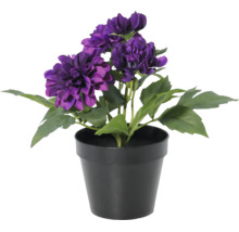 Dalie artificială violet într-un ghiveci de plastic negru cu frunze verzi.