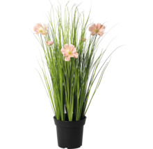 Plantă de iarbă artificială cu flori roz în ghiveci negru.
