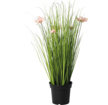 Iarbă artificială cu flori roz într-un ghiveci negru.