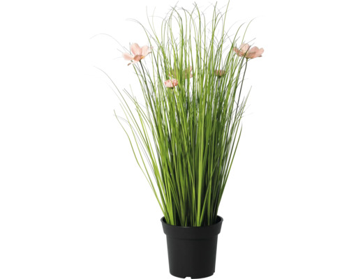 Iarbă artificială cu flori roz într-un ghiveci negru.