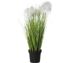Iarbă de pampas artificială cu spice albe într-un ghiveci de plastic negru.