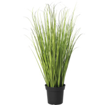 Iarbă artificială într-un ghiveci de plastic negru.