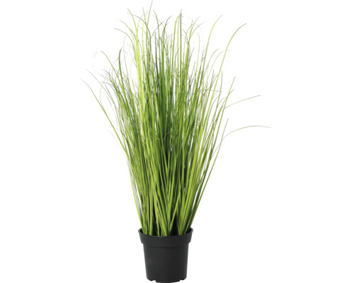 Iarbă ornamentală artificială în ghiveci de plastic negru.
