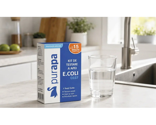 Kit de testare a apei Purapa pentru Escherichia coli cu rezultat în 15 minute lângă un pahar cu apă într-o bucătărie luminoasă.
