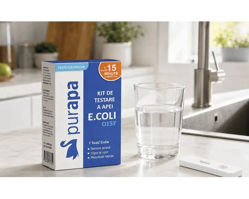 Kit de testare a apei Purapa E.coli pe un blat de bucătărie, cu un pahar cu apă și o bandă de testare pentru analiza apei la domiciliu.
