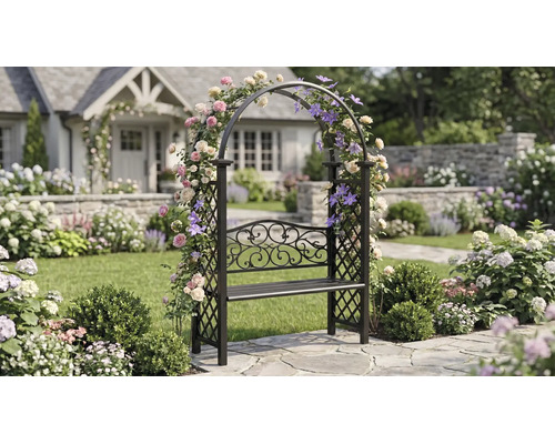 Bancă de grădină neagră din metal cu arcadă integrată pentru trandafiri, cu trandafiri cățărători și clematis, într-o grădină luminoasă.