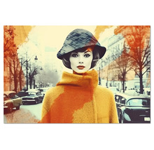 Tablou în stil retro: ilustrație a unei femei cu pălărie și palton în fața unui decor urban cu mașini clasice.