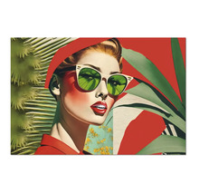 Decorațiune de perete pop art cu o femeie cu ochelari de soare și frunze tropicale.