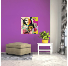 Living modern cu un perete pictat în mov, un tablou pop-art colorat, un otoman bej și o măsuță albă.