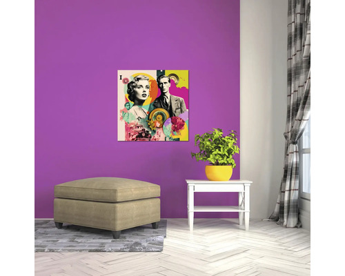 Living modern cu un perete pictat în mov, un tablou pop-art colorat, un otoman bej și o măsuță albă.