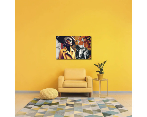 Living modern cu fotoliu galben, covor geometric și tablou cu o femeie în palton galben pe perete, deasupra fotoliului.