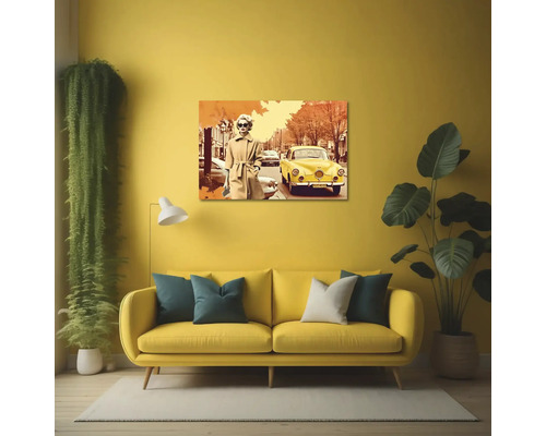 Cameră de zi luminoasă cu o canapea galbenă, plante de interior și un tablou pe pânză cu o mașină de epocă pe un perete galben.