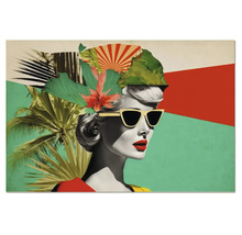 Tablou din sticlă cu portret vintage al unei femei cu ochelari de soare și decor tropical din frunze și flori.