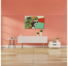 Living modern cu un tablou cu o femeie în stil pop-art, bufet alb, podea din lemn și accesorii decorative.