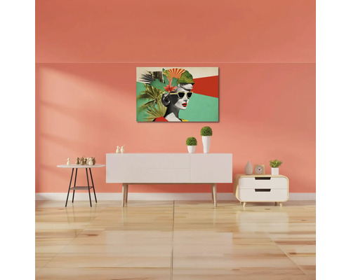 Living modern cu un tablou cu o femeie în stil pop-art, bufet alb, podea din lemn și accesorii decorative.