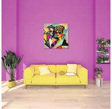 Sufragerie modernă cu pereți mov, canapea galbenă și tablou pop-art pătrat. Plantele de apartament de pe podea și rafturi decorează camera.