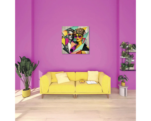 Sufragerie modernă cu pereți mov, canapea galbenă și tablou pop-art pătrat. Plantele de apartament de pe podea și rafturi decorează camera.