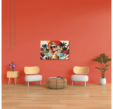 Sufragerie modernă cu tablou în stil pop art, scaune, masă din ratan și plantă de interior.