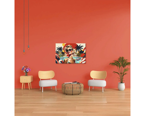 Sufragerie modernă cu tablou în stil pop art, scaune, masă din ratan și plantă de interior.