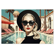 Tablou: Ilustrație cu o femeie cu pălărie și ochelari de soare lângă o piscină cu șezlonguri, palmieri și arhitectură mediteraneană.
