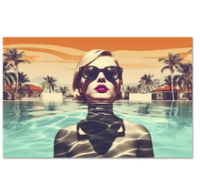 Tablou cu o femeie cu ochelari de soare într-o piscină cu palmieri în stil retro.