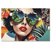 Tablou modern cu o femeie cu ochelari de soare în care se reflectă palmieri, înconjurată de frunze și flori tropicale.