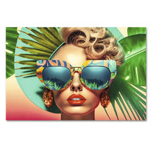 Tablou decorativ modern cu portretul unei femei cu ochelari de soare și frunze de palmier tropicale.