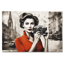 Tablou pe pânză reprezentând o femeie cu o cameră foto vintage pe un fundal urban monocrom, cu bluză roșie și buze roșii.