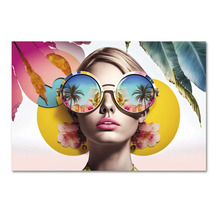 Tablou din sticlă modern cu portretul unei femei cu ochelari de soare mari, reflexii tropicale și motive florale.