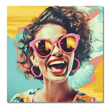 Tablou decorativ colorat cu o femeie zâmbitoare cu ochelari de soare și păr creț pe un fundal abstract.
