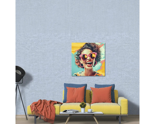 Living modern cu o canapea galbenă, perne, o măsuță de cafea și un tablou pop art pe un tapet texturat albastru deschis.