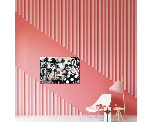 Tablou pop art cu o femeie și palmieri într-o cameră modernă cu perete somon decorat cu șipci verticale, scaun de design și lampă.