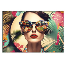 Tablou modern cu portretul unei femei cu ochelari de soare colorați și frunze de palmier tropicale.