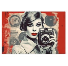 Tablou modern de perete cu portretul unei femei cu buze roșii care ține un aparat foto vintage în stil pop art cu elemente de colaj