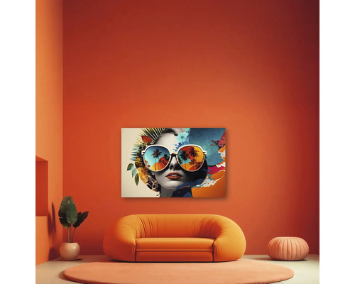 Tablou modern cu portretul unei femei cu ochelari de soare deasupra unei canapele curbate într-o cameră minimalistă.