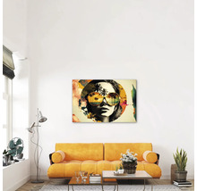 Living modern cu o decorațiune de perete deasupra unei canapele galbene. Imaginea prezintă chipul unei femei cu ochelari de soare tropicali.