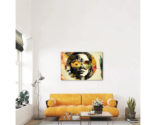 Living modern cu o decorațiune de perete deasupra unei canapele galbene. Imaginea prezintă chipul unei femei cu ochelari de soare tropicali.