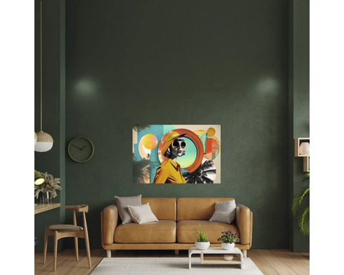 Living modern cu perete verde închis, canapea din piele și un tablou colaj mare care reprezintă o femeie în stil retro.