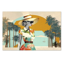 Tablou cu motiv vintage reprezentând o femeie cu pălărie de soare și ochelari de soare în rochie florală pe fundalul unui decor tropical cu palmieri.