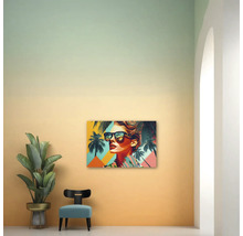 Tablou modern cu portretul unei femei cu ochelari de soare pe un fundal tropical intr o camera luminoasa cu planta de interior si scaun albastru.