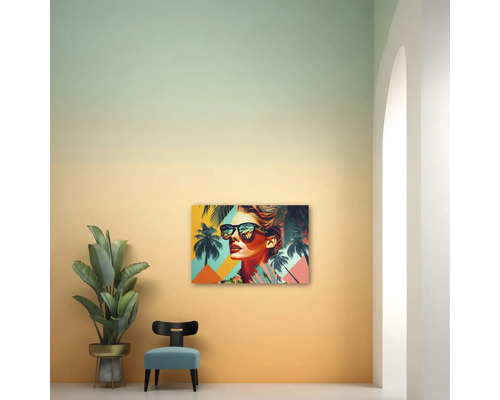 Tablou modern cu portretul unei femei cu ochelari de soare pe un fundal tropical intr o camera luminoasa cu planta de interior si scaun albastru.