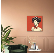 Tablou pătrat cu portret pop-art al unei femei într-o sufragerie modernă cu fotoliu verde și plantă de interior.
