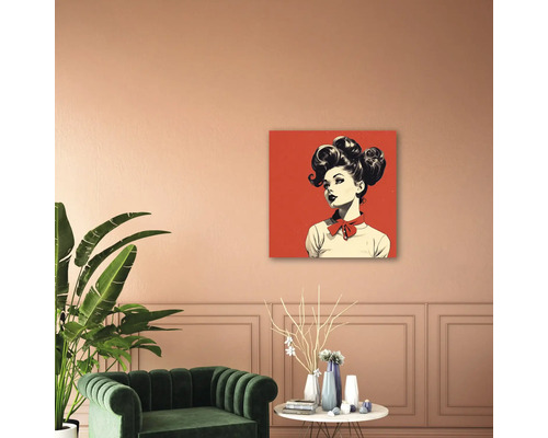 Tablou pătrat cu portret pop-art al unei femei într-o sufragerie modernă cu fotoliu verde și plantă de interior.