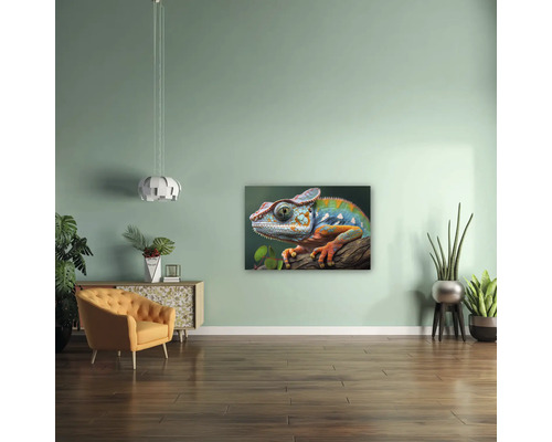 Living modern cu tablou cu un cameleon colorat, un fotoliu galben, o comodă și plante de interior pe o podea din lemn închis la culoare.