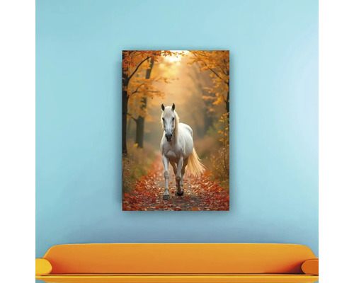 Decorațiune de perete cu un cal alb pe o potecă de pădure cu frunze de toamnă și lumină solară. Format vertical.