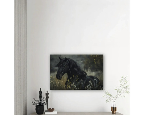 Tablou cu un cal negru pe o pajiște, deasupra unei comode cu obiecte decorative într-o cameră luminoasă.